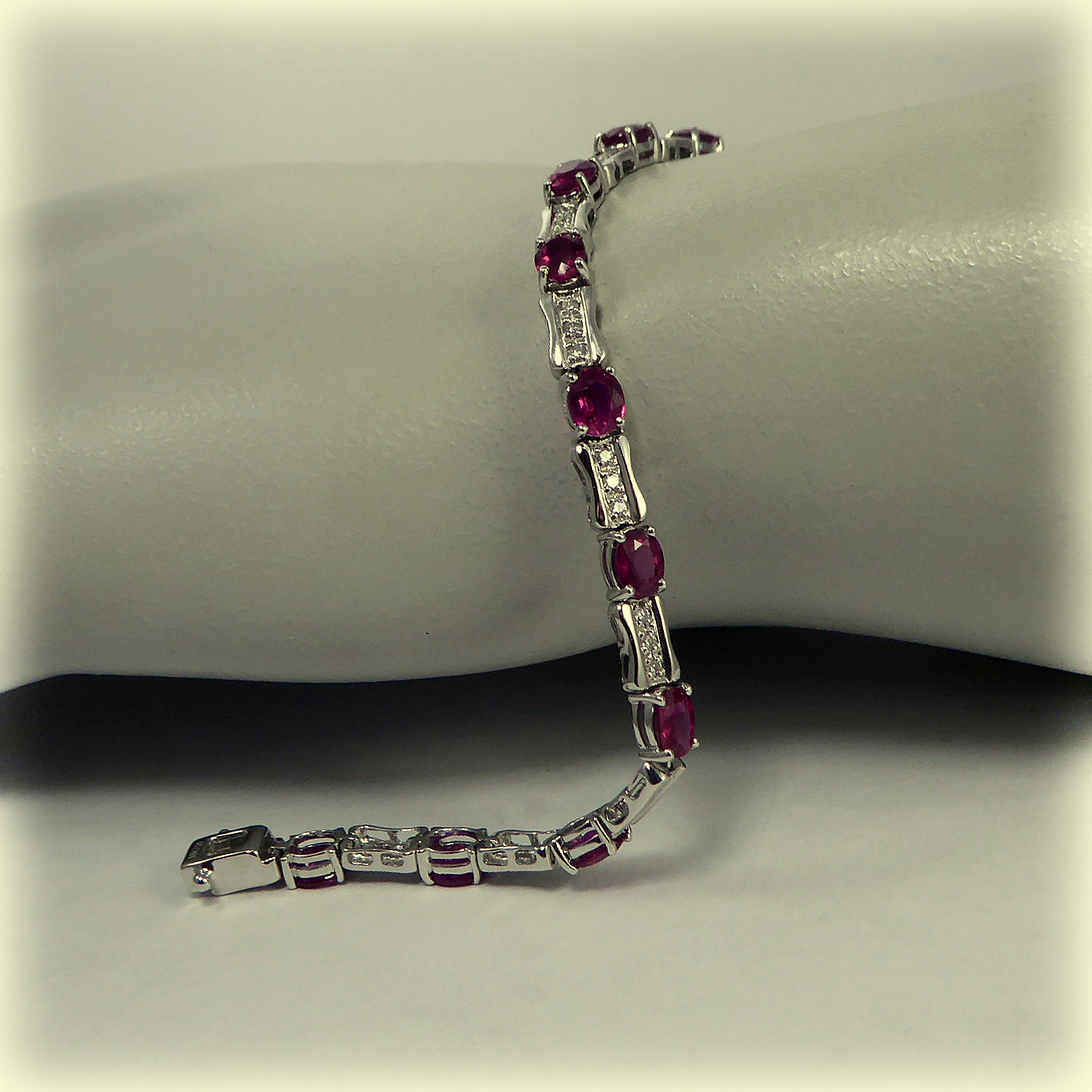 18ct White Gold Ruby & Diamond Bracelet, July's Birthstone - Image 4