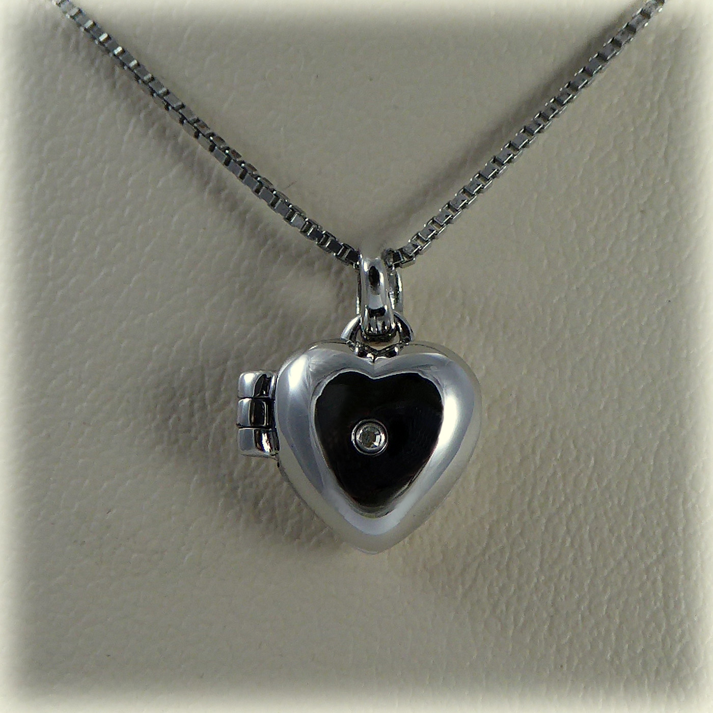 P2549: Sterling Silver Heart Locket and Chain - Image 4