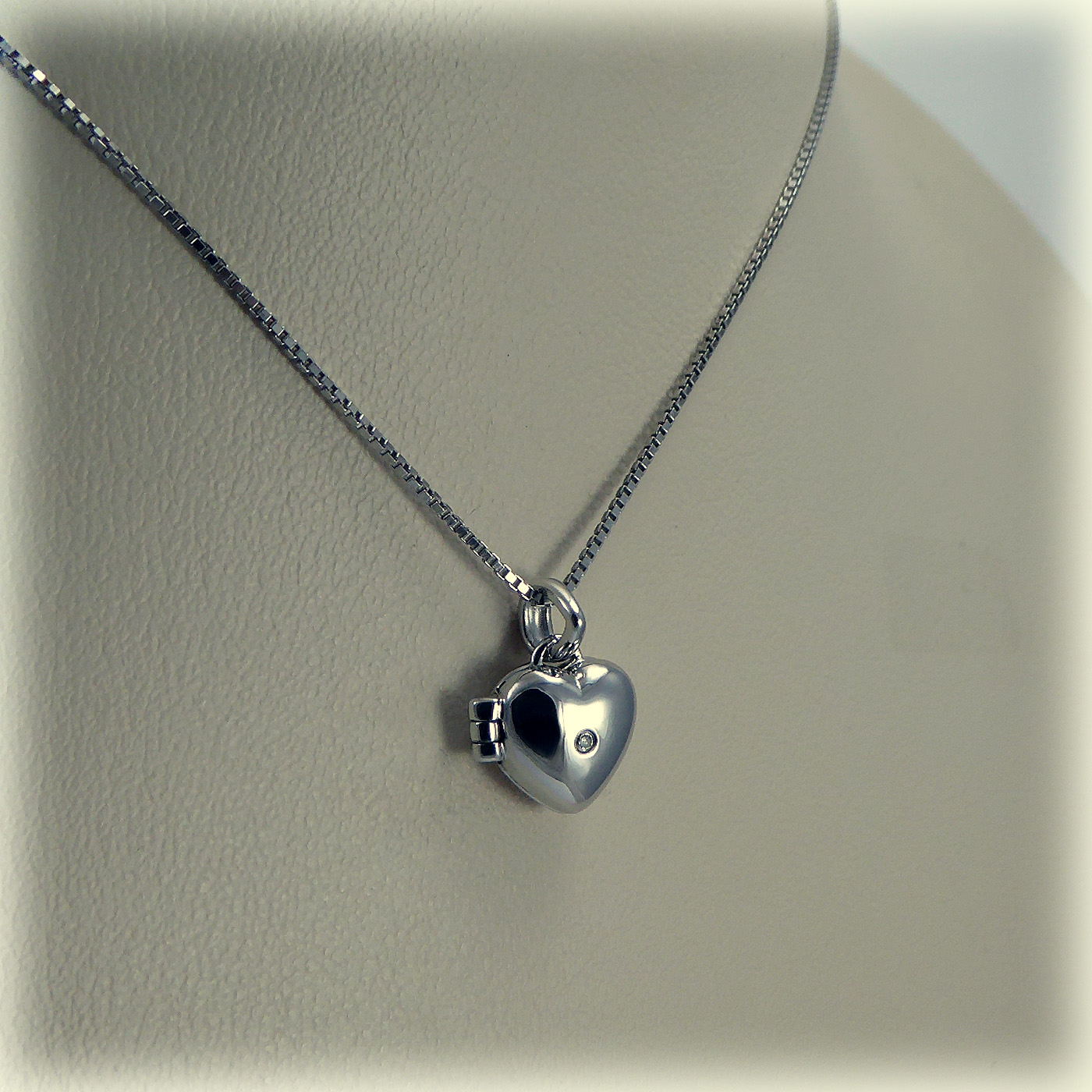 P2549: Sterling Silver Heart Locket and Chain - Image 6
