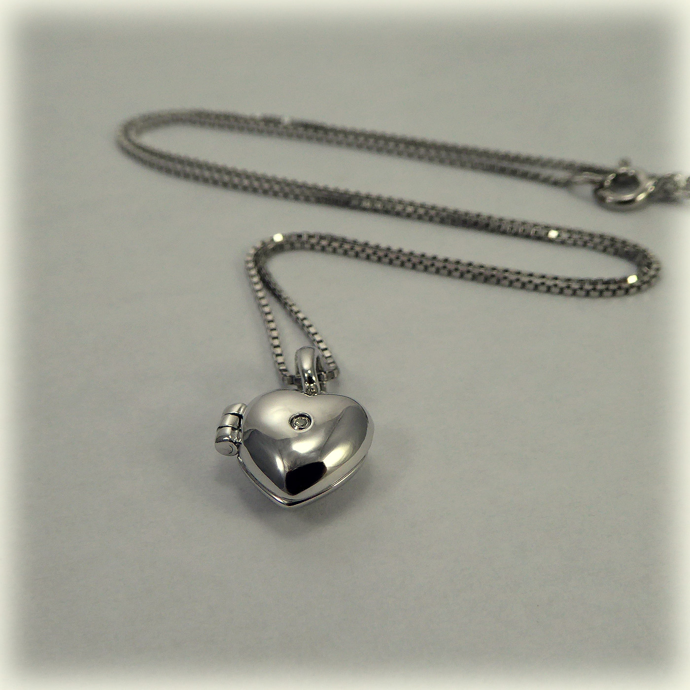 P2549: Sterling Silver Heart Locket and Chain - Image 5