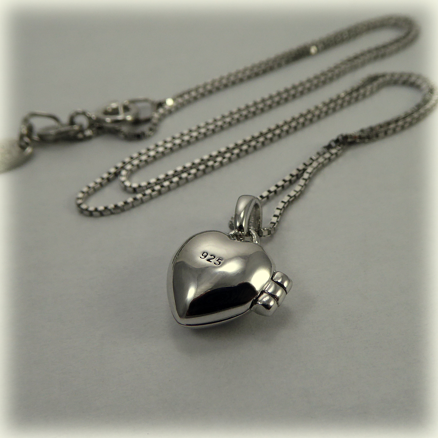 P2549: Sterling Silver Heart Locket and Chain - Image 7