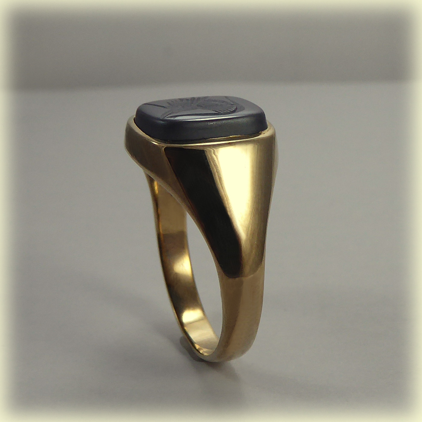 9ct Gold Gentleman's Haematite Intaglio Signet Ring - Image 3
