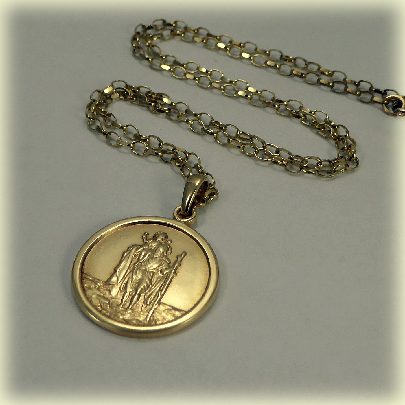 9ct gold St Christopher Pendant & 18" Chain - Image 4