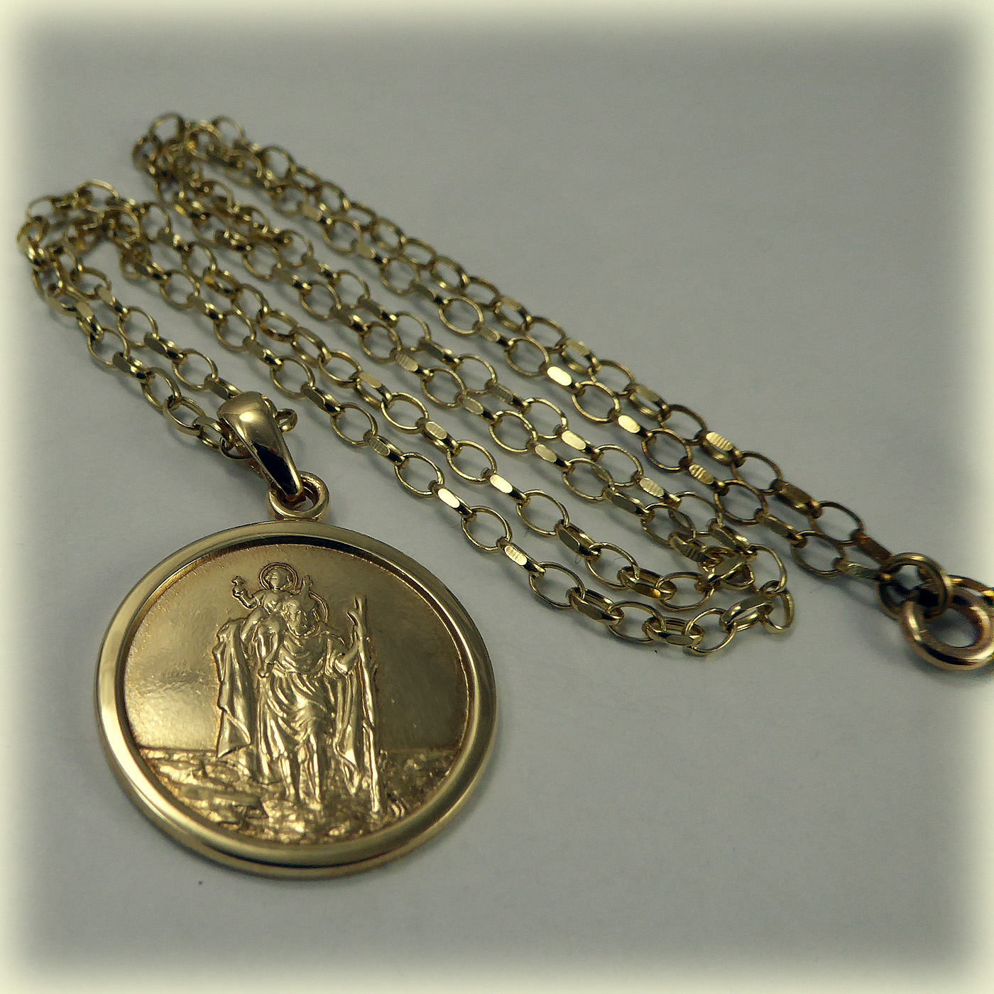 9ct gold St Christopher Pendant & 18" Chain - Image 6