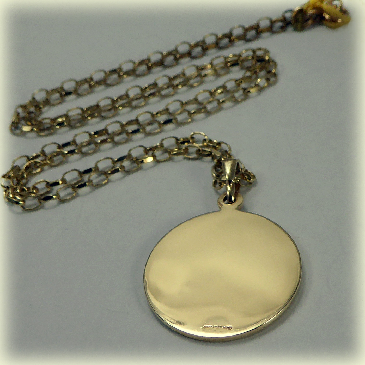 9ct gold St Christopher Pendant & 18" Chain - Image 8