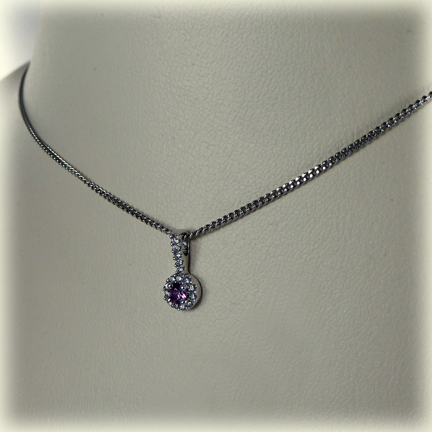 18ct white gold Pink Sapphire & Diamond Pendant - Image 5
