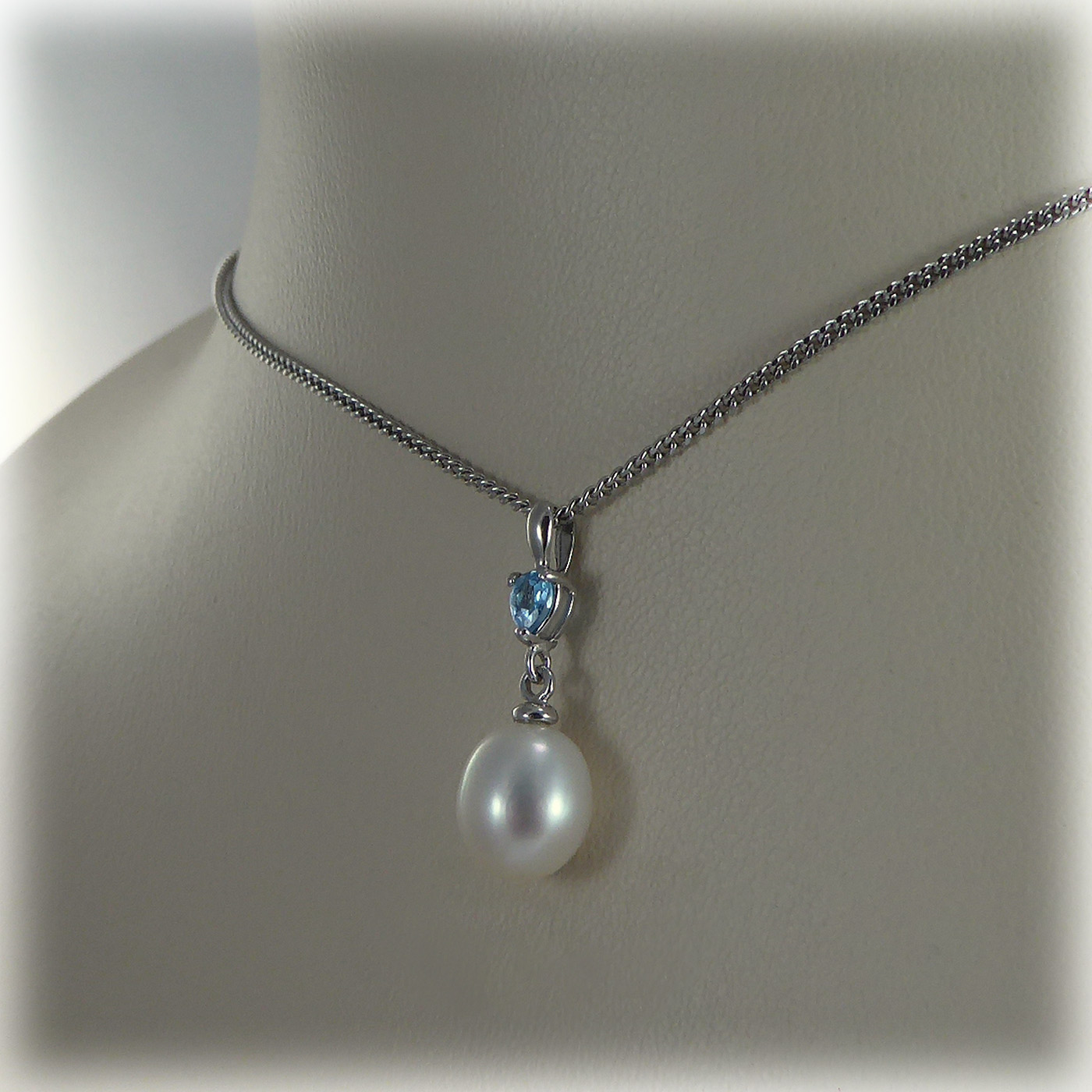 9ct white gold Blue Topaz & Freshwater Pearl Pendant - Image 6