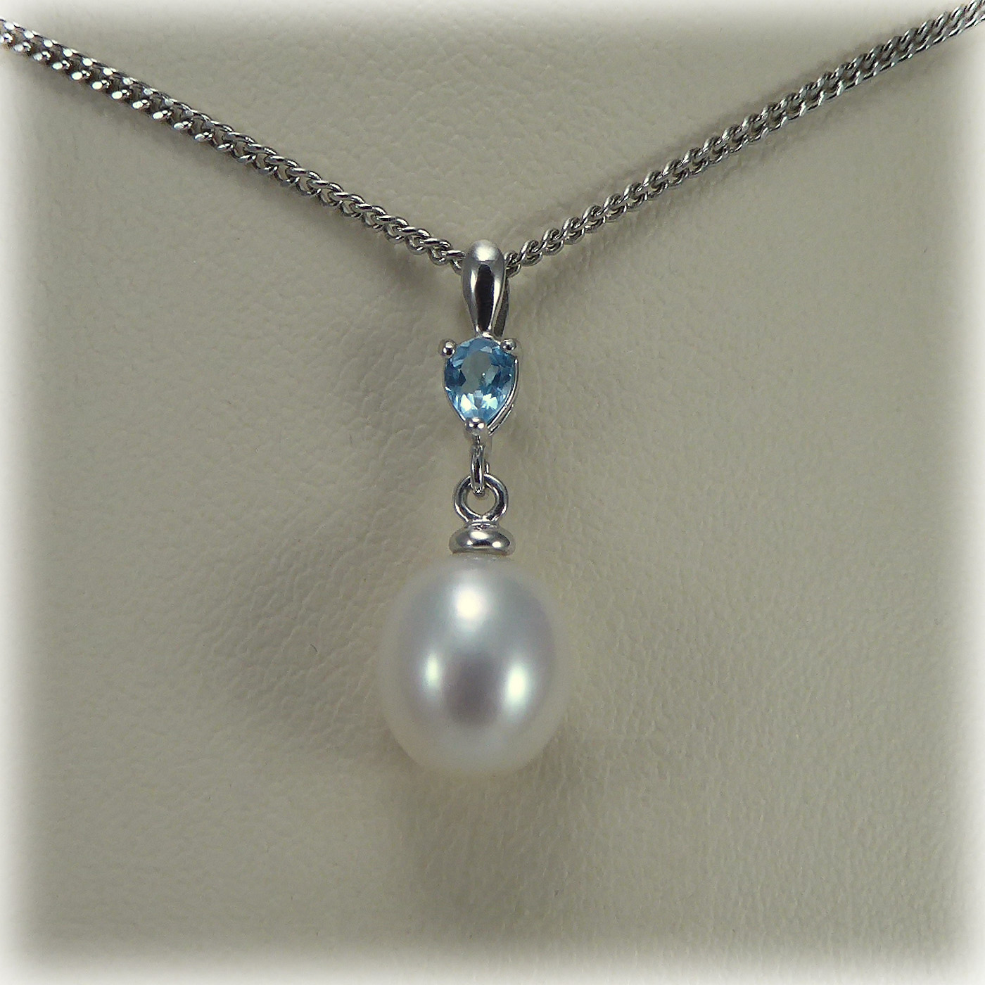 9ct white gold Blue Topaz & Freshwater Pearl Pendant - Image 3