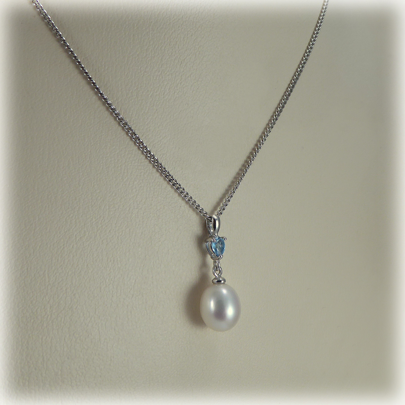 9ct white gold Blue Topaz & Freshwater Pearl Pendant - Image 5