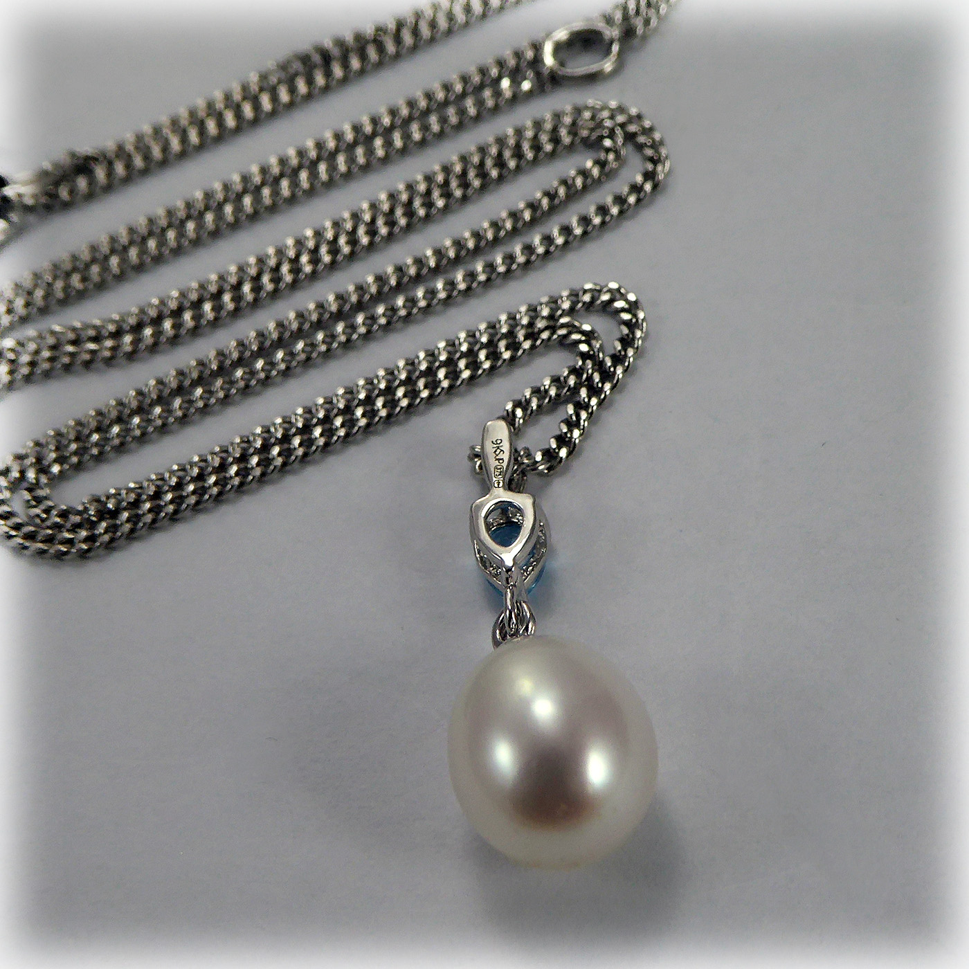 9ct white gold Blue Topaz & Freshwater Pearl Pendant - Image 7