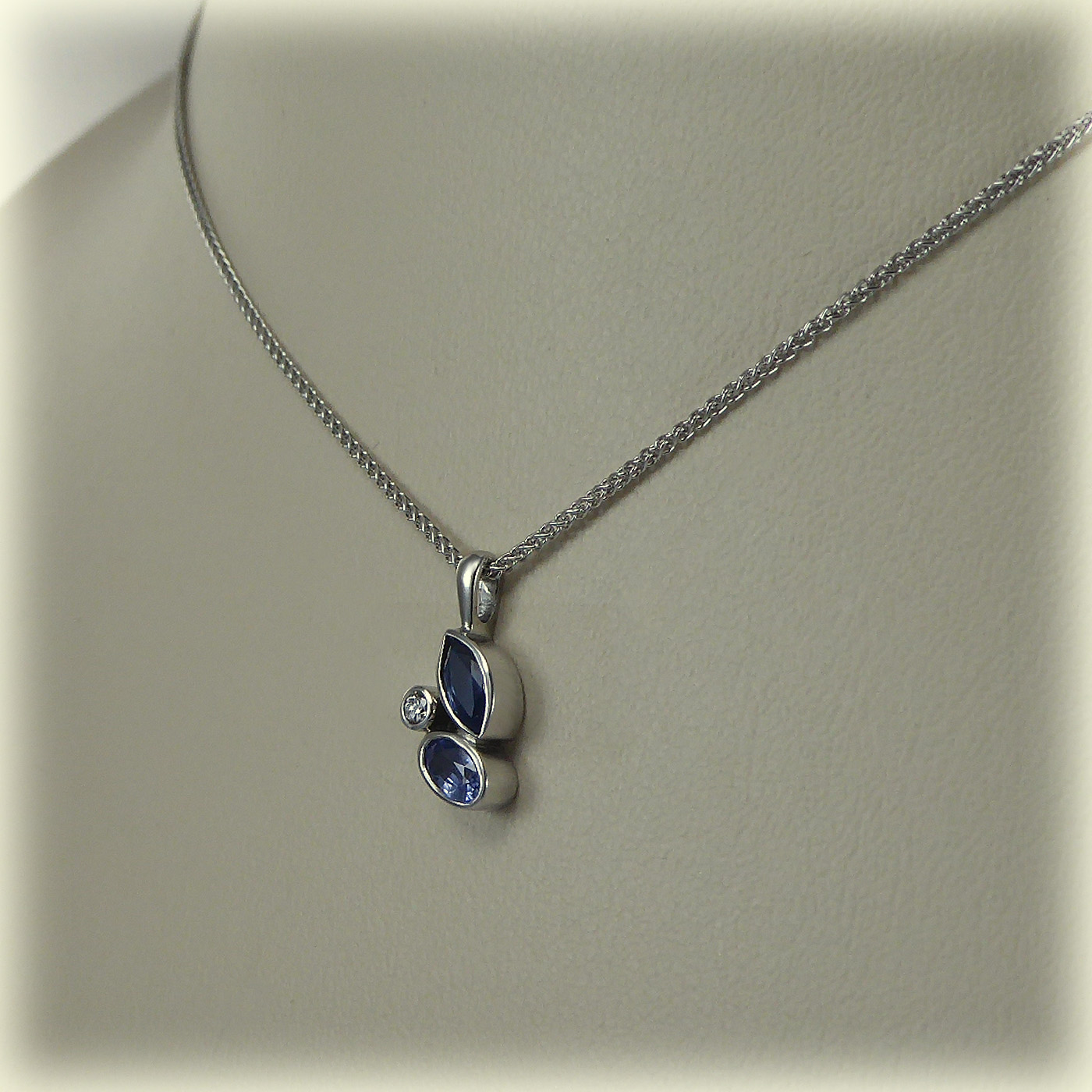 9ct white gold Sapphire & Diamond Pendant - Image 3