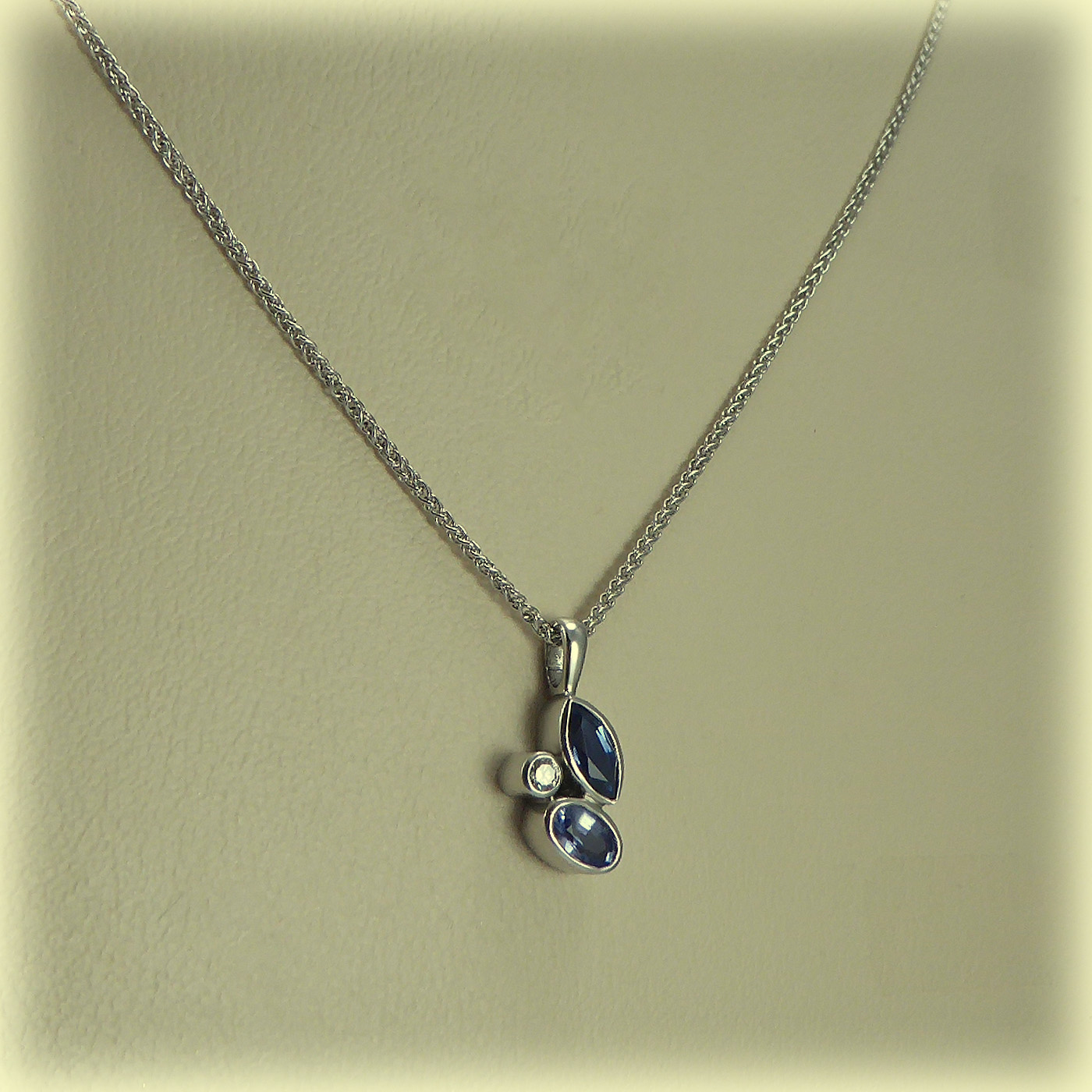 9ct white gold Sapphire & Diamond Pendant - Image 6