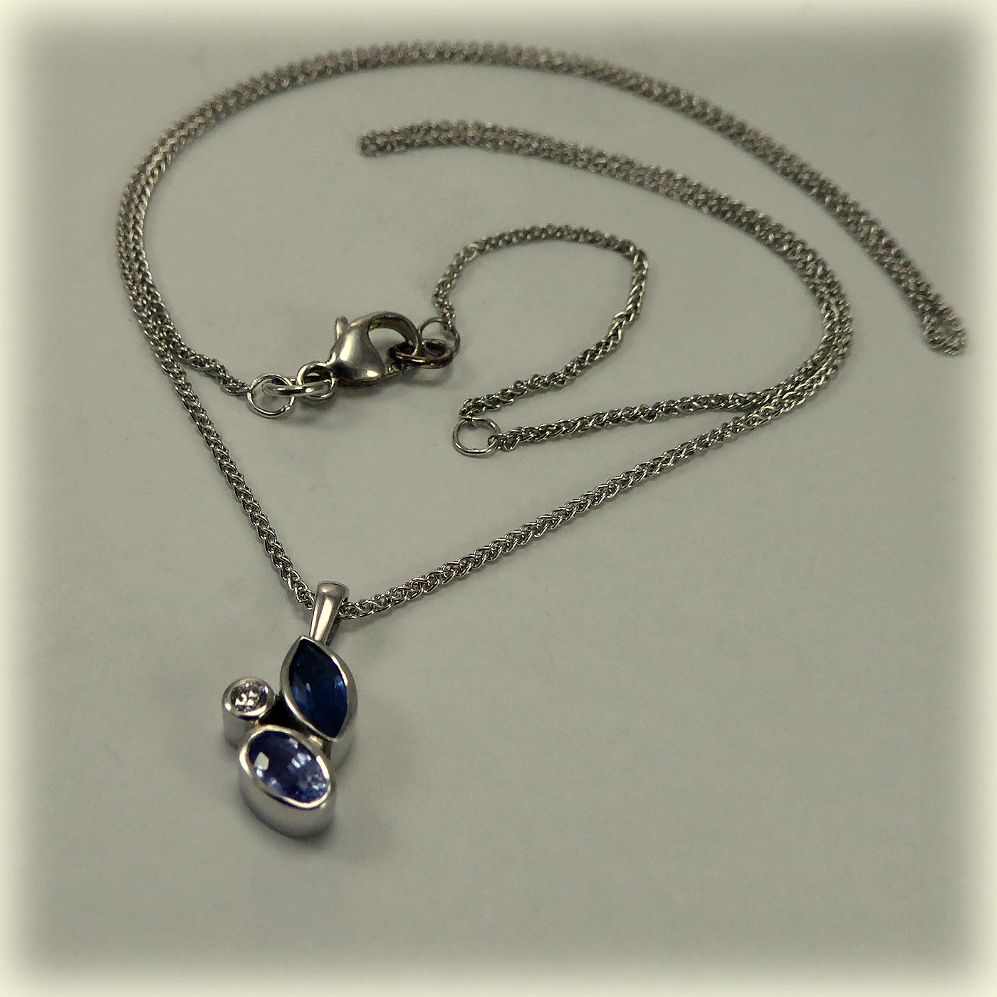 9ct white gold Sapphire & Diamond Pendant - Image 5