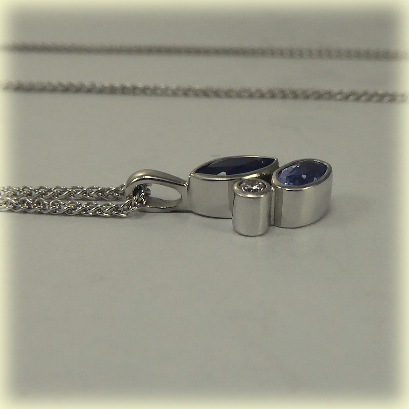 9ct white gold Sapphire & Diamond Pendant - Image 4