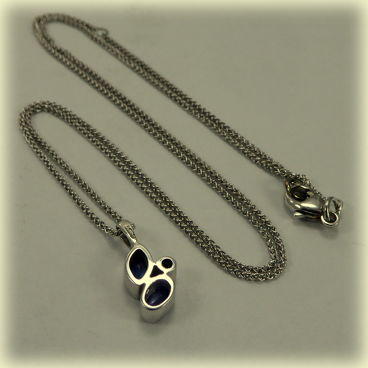 9ct white gold Sapphire & Diamond Pendant - Image 7