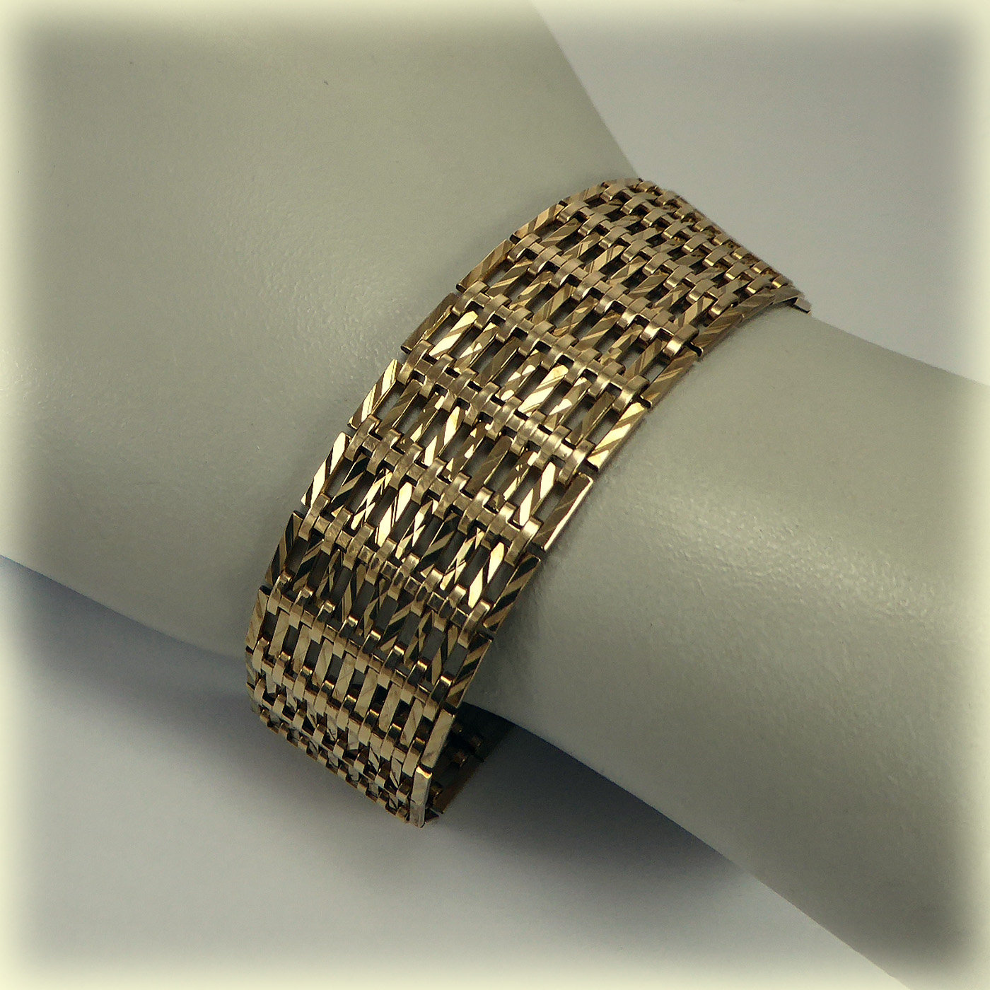 9ct gold Vintage 7" Gate Bracelet - Image 5