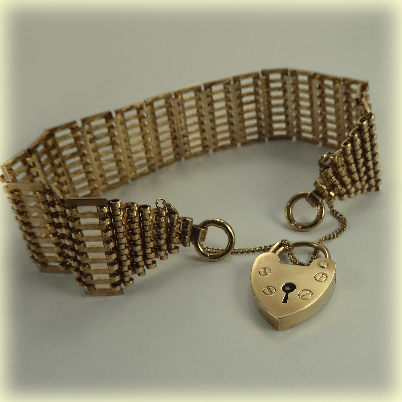 9ct gold Vintage 7" Gate Bracelet - Image 4