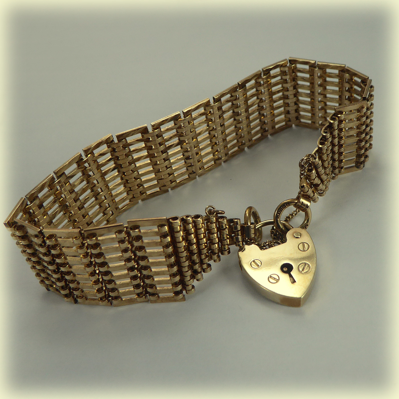 9ct gold Vintage 7" Gate Bracelet - Image 3
