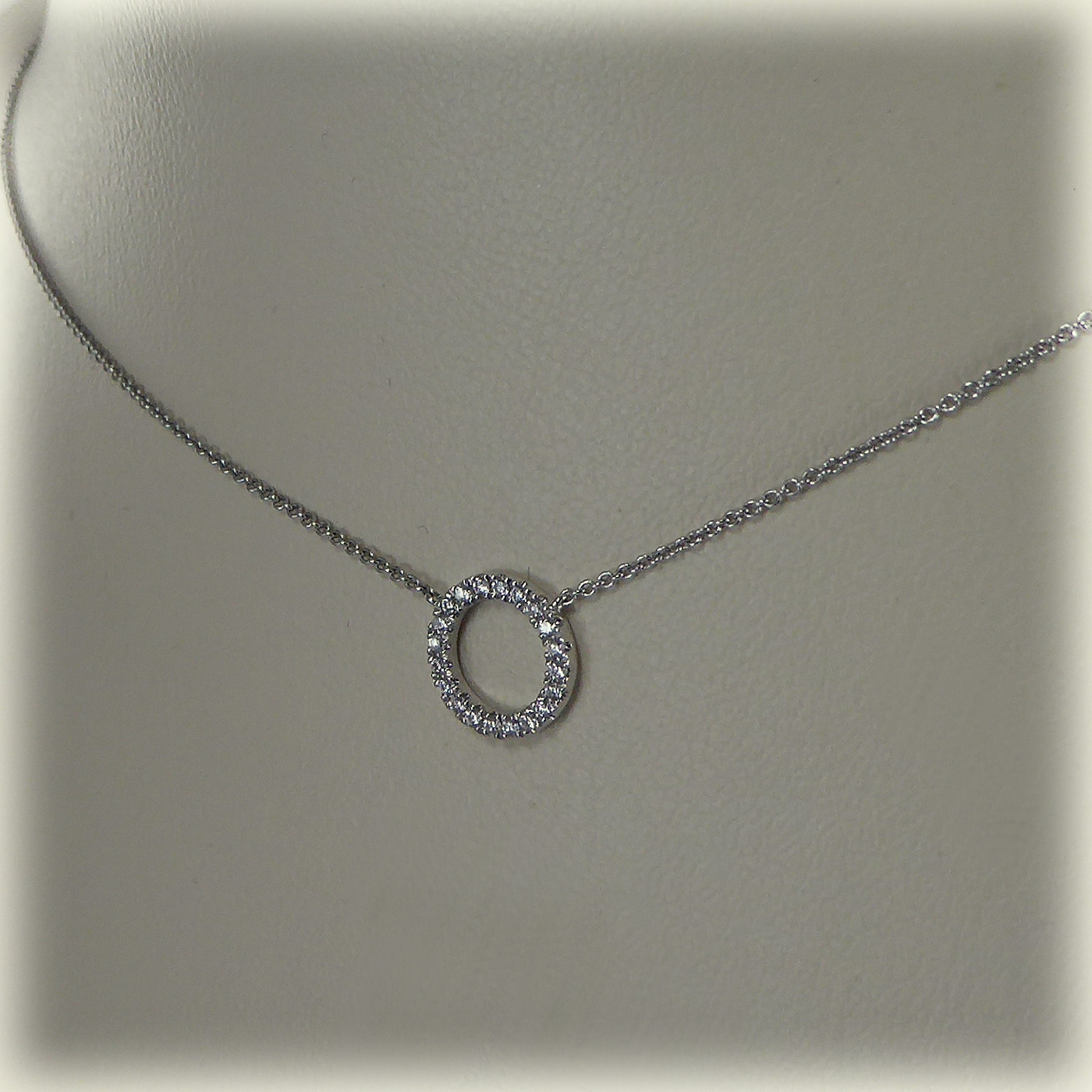 18ct white gold Diamond Circle Pendant & Chain - Image 4