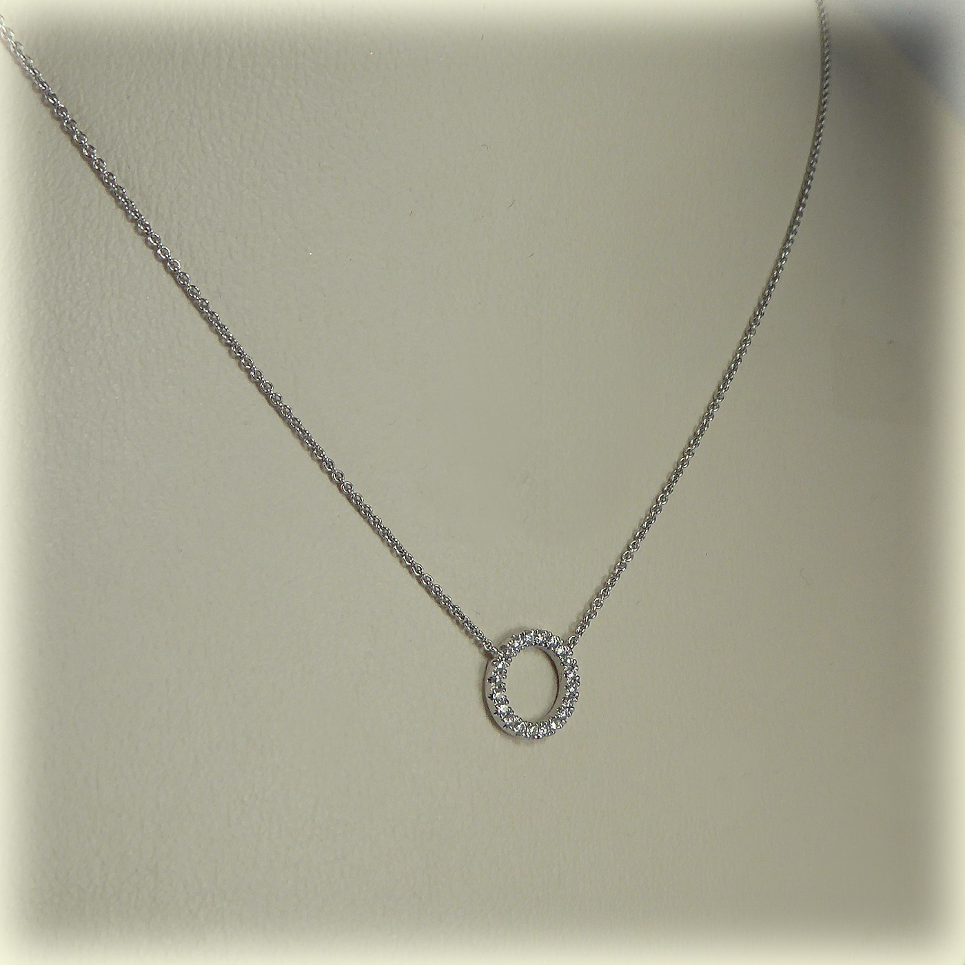 18ct white gold Diamond Circle Pendant & Chain - Image 6