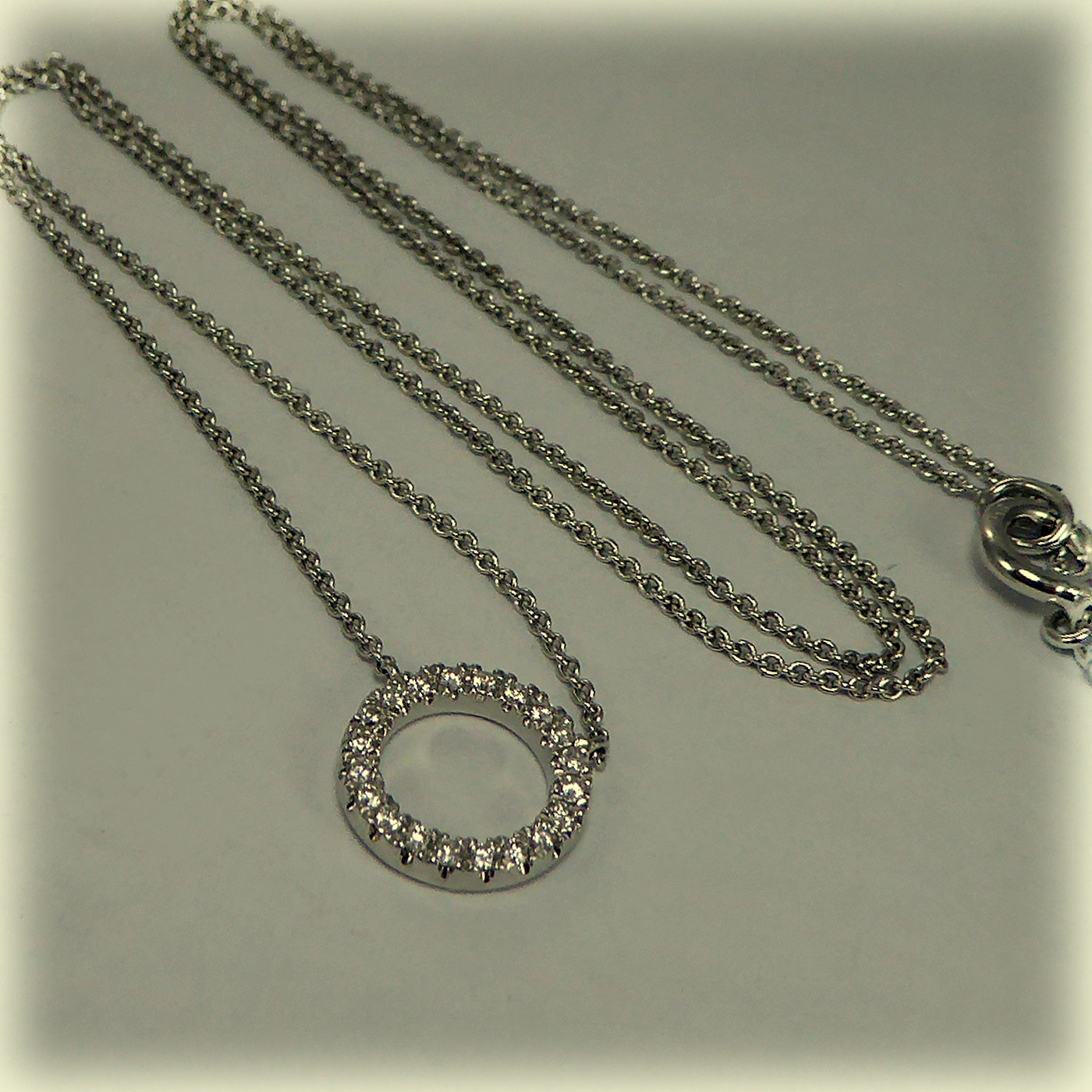 18ct white gold Diamond Circle Pendant & Chain - Image 3