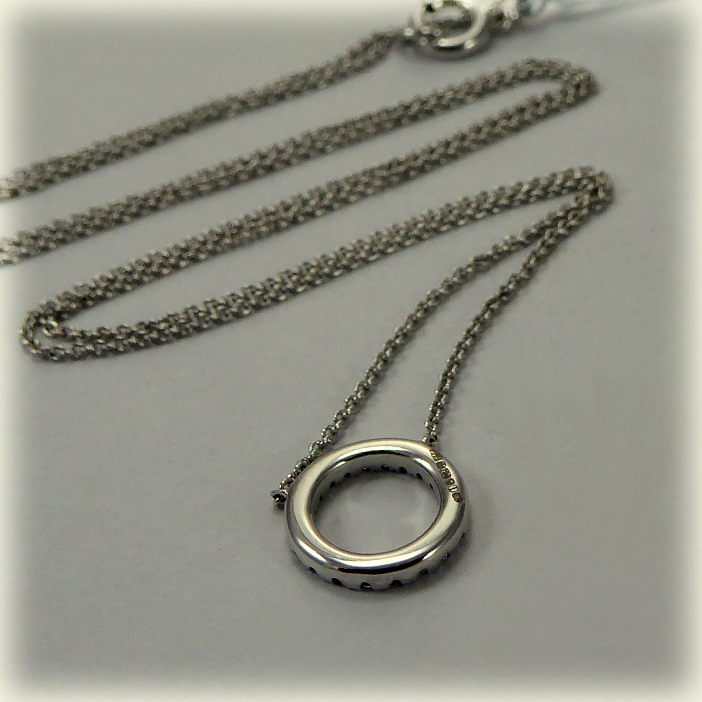 18ct white gold Diamond Circle Pendant & Chain - Image 7