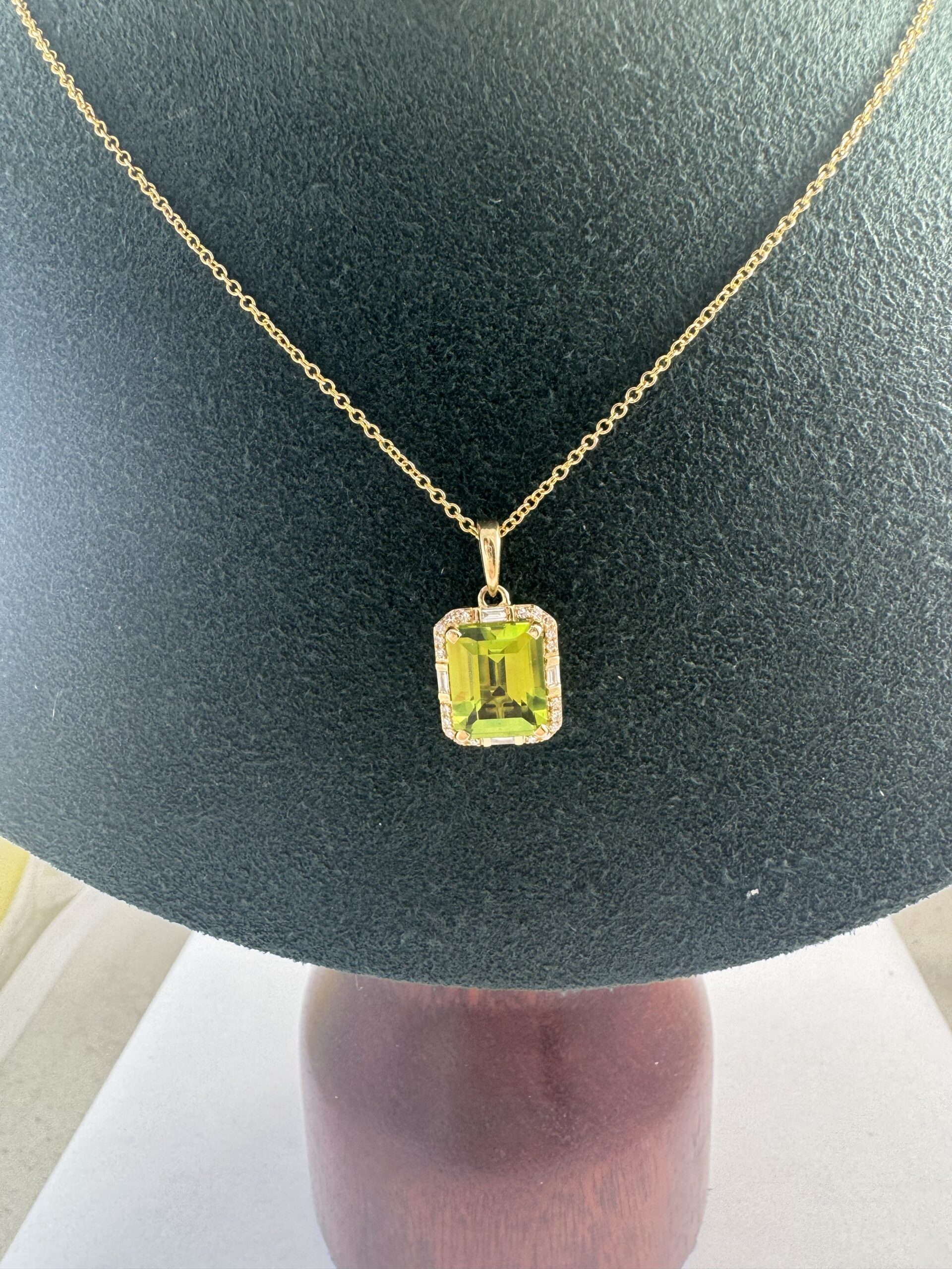 14CT Yellow Gold Peridot Pendant - Image 3