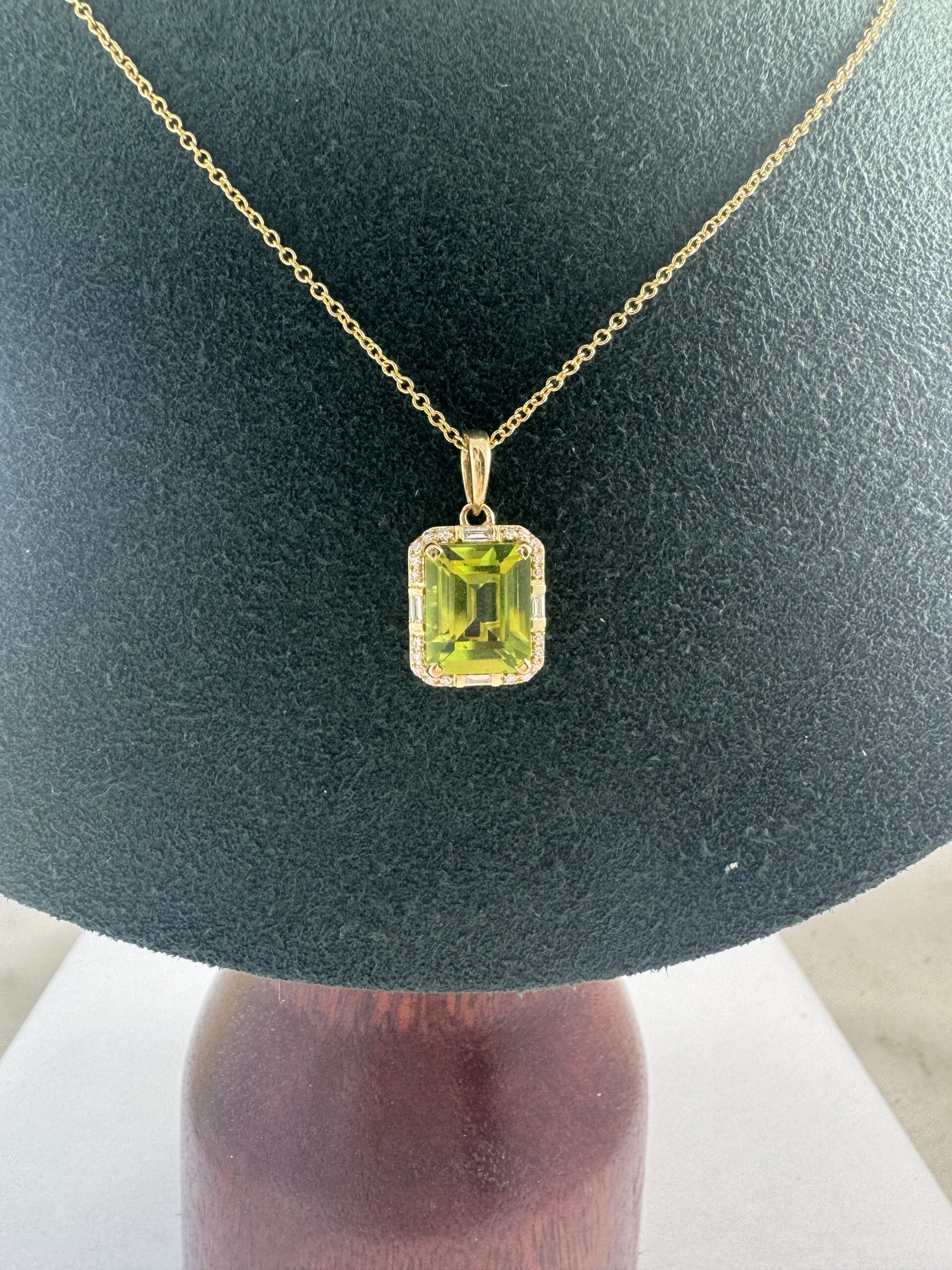 14CT Yellow Gold Peridot Pendant - Image 4