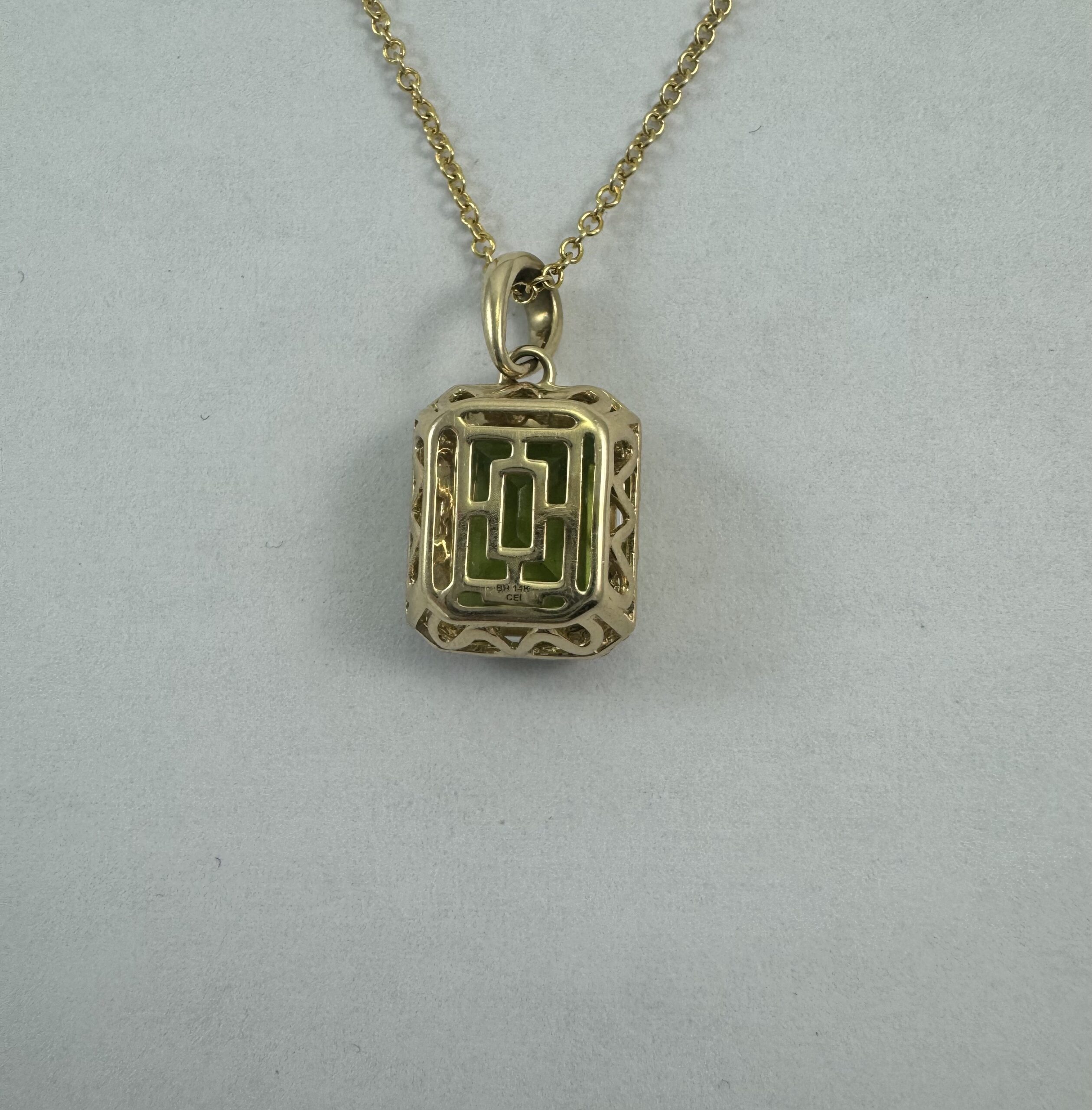 14CT Yellow Gold Peridot Pendant - Image 5
